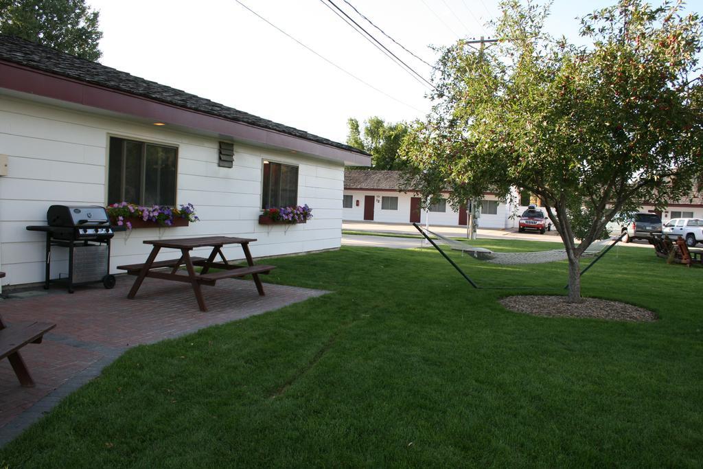 Covered Wagon Motel Lusk Wy Exterior photo